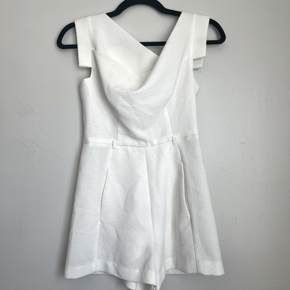 "Chic Black Halo White Romper Size 0 - Embrace Elegance and sophistication